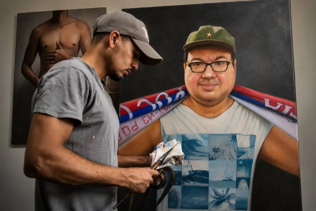 Edisbel Guerra Mesa painting in his studio